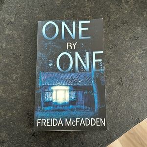 One by one (Frieda McFadden)